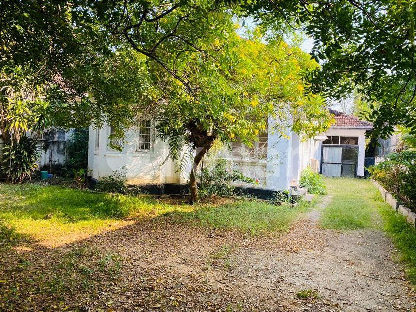 Land with Colonial Type House for Sale in Colombo 04 ikman
