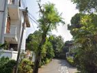 Land with Livable House for Sale - Colombo 5 (EM679)