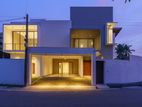 Luxurious 4-Bedroom Villa: Modern Design, Pool & Garden Battaramulla