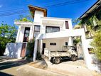 Luxurious Brand New House In Talawatugoda