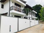 luxurious house Modern Sale in Thalawathugoda