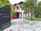 Luxury 2-Storey House with Spacious Garden – Kalagedihena