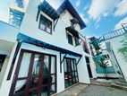 Luxury 4 Bedroom House with Swimming Pool in Thalapathpitiya