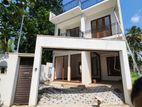 Luxury 4 Bedrooms House for Sale in Athurugiriya