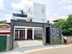 Luxury 5 bed room 3 storied hose sale at athurugiriya