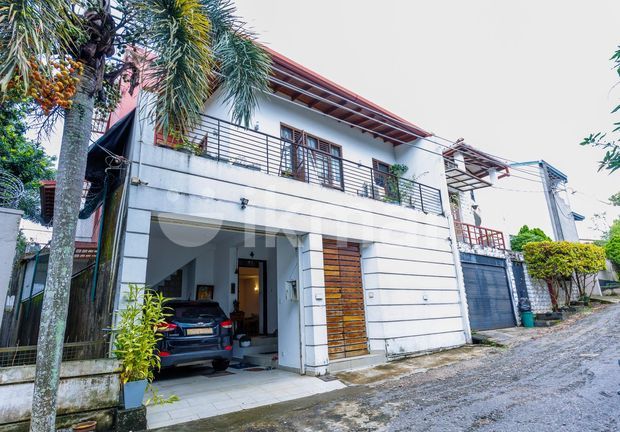 Luxury 5 Bedroom House with Rooftop for Rent in Thalawathugoda, Colombo