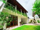 Luxury 5 Bedrooms House for sale in Talawatugoda