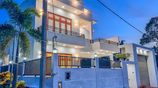 Luxury Box type elegant look 3 sored house sale negombo