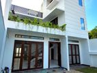 Luxury Home with Rooftop Terrace in Athurugiriya