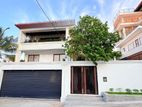 Luxury House with Rooftop Bar and Pool - Kotte