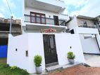 Luxury Modern 4-Bedroom House in Kesbewa