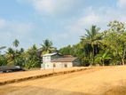 මාකුඹුර බස් නැවතුමට ආසන්නයෙන් වටිනා බිම් කඩක් අඩුවට විකිණීමට ඇත.
