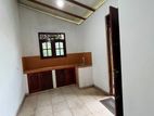 මාලබේ නිවසක උඩු මහලක් කුළියට දීමට ඇත