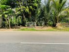 මාතර - ඌරුබොක්ක ප්රධාන පාරට මුහුණලා දම්පහල නගරයෙන් ඉඩමක් විකිණීමට