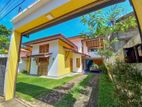 මාවරමණ්ඩිය පාරට ඉතා සමීපව පිහිටි දෙමහල් නිවසක් වහාම විකිණීමට.