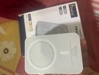 Magnetic wireless power bank