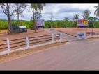 Matara kekanadura පාරට පයින් යන දුරින් පිහිටි ඉඩමක්