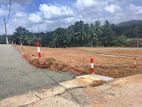 මීපේ ඉංගිරිය ප්‍රධාන බස් පාරට මුහුණලා