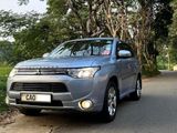 Mitsubishi Outlander PHEV 2013