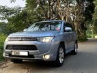 Mitsubishi Outlander PHEV 2013