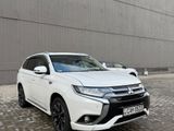 Mitsubishi Outlander PHEV 2015
