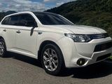 Mitsubishi Outlander PHEV 2013