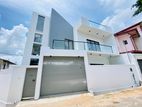 Modern Luxury with Private Rooftop Bar and Gardens – Athurugiriya