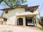 මුහුදු වෙරළට හා කොළඹ–මීගමුව ප්රධාන මාර්ගයට සෘජුවම මායිම් ඉඩමක්