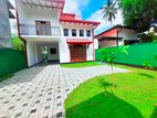 New Luxury uncommon house in Piliyandala Colombo main road to be sold