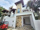 Newly Build Luxury Three Story House Piliyandala