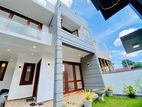 Newly Built 3 Storey House with Rooftop – Athurugiriya