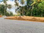 නුවර පාරට ඇවිදන් යන දුරින් - ගම්පහ යක්කල බිම් කොටස්