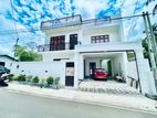 නවීන පන්නයේ සුඛෝපභෝගී තෙමහල් නිවසක් විකිණීමට පිලියන්දල