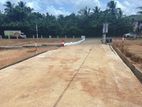 පාදුක්ක නගරයේ මීපේ ඉංගිරිය (124) ප්‍රධාන බස් පාරට මුහුණලා බිම්කොටස්