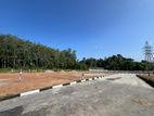 පැය 24ම බස් යන හයිලෙවල් පාරෙන්ම වටිනා ඉඩමක් විකිණීමට ඇත