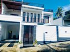 පදිංචියට සෑදු ණවමාදිලියේ දෙමහල් නිවසක් විකිනිමට අතුරෑගිරිය