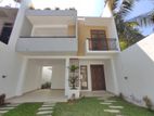 Piliyandala Luxury 3 Story Modern House for Sale