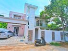 Piliyandala Town Super Luxury House with Swimming Pool