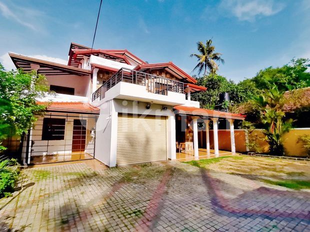 පිලියන්දල නගරයෙන් පර්චස් 30 ක් තෙමහල් නිවසක් විකිණීමට