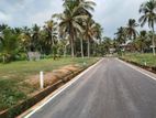 පොල්ගස්ඕවිට ජයලියගම පාරෙන් බිම් කොටස් විකිණීමට