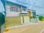 පොල්ගස්ඕවිට නිවාස සංකීර්ණයේ පිහිටි අලුත්ම දෙමහල් නිවසක් විකිණීමට