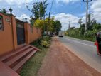 ප්රධාන බස් පාරට මායිම් නිවස