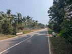 ප්‍රධාන පාරට මුහුණලා ව්‍යාපාරික ඉඩමක්