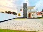 Premium Nice Garden An Upstairs 5 Bed Rooms House For Sale Negombo