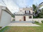 Roof Top සහ නවීන සැලසුම සමඟ ලක්සරි නිවසක් විකිණීමට Athurugiriya