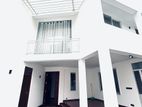 Spacious 5 Bedroom Luxury house for rent in Thalawathugoda