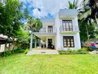 Spacious Family Home with Rooftop – Athurugiriya