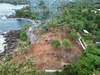 සුන්දර මුහුදු තීරයට මායිම්ව විකිණීමට අගනා බිම් කොටස්