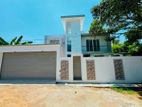 Swimming Pool with Luxury Thre Storey House in Piliyandala