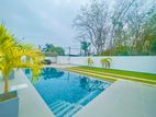 Swimming Pool With Luxury Villa,s House in Piliyandala